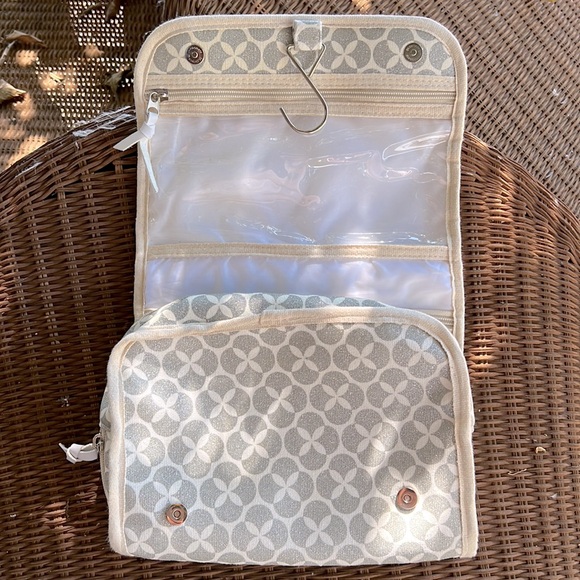 Audrey and Lewis Travel Toiletry Cosmetics Bag with Hook to Hang Silver Sparkles - Picture 2 of 7